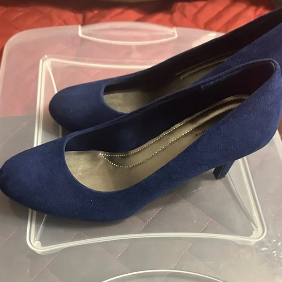 Payless Classic Blue Heels - Picture 1 of 3